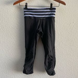 Lululemon Capri Ruched Reflective Detail Athletic Workout Running Pants Size 2